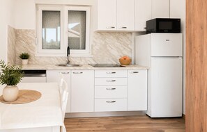 Coffee/tea maker, fridge, microwave, stovetop - Stunning apartment in Smokvica with WiFi (Smokvica)