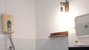 Un bagno piccolo con il water, una doccia e un lavandino.