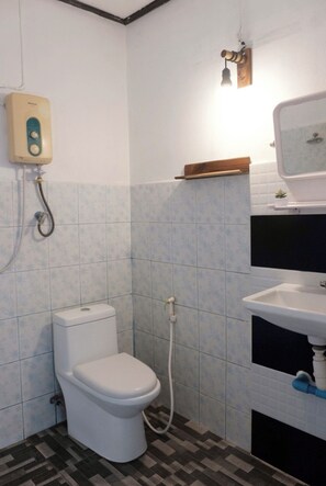 Chuveiro, secador de cabelo, bidê, toalhas de banho