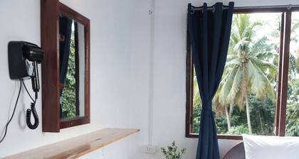 Fabulous 9-bedroom hotel with AC in charming Houayxay