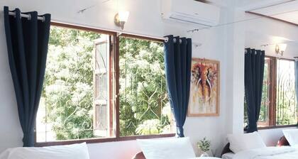 Fabulous 9-bedroom hotel with AC in charming Houayxay