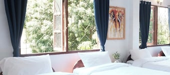 Fabulous 9-bedroom hotel with AC in charming Houayxay