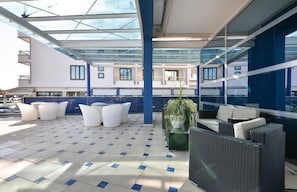 Outdoor dining - Damavi Hotel (San Foca)