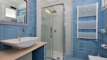 Shower, hair dryer, bidet, towels