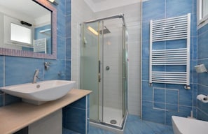 Shower, hair dryer, bidet, towels - Damavi Hotel (San Foca)