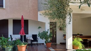 Outdoor dining - Cozy apartment in Palit with WiFi (Palit)