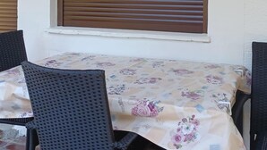 Outdoor dining - Lovely apartment in Palit with WiFi (Palit)