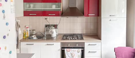 Cafetière/bouilloire, réfrigérateur, four, plaque de cuisson