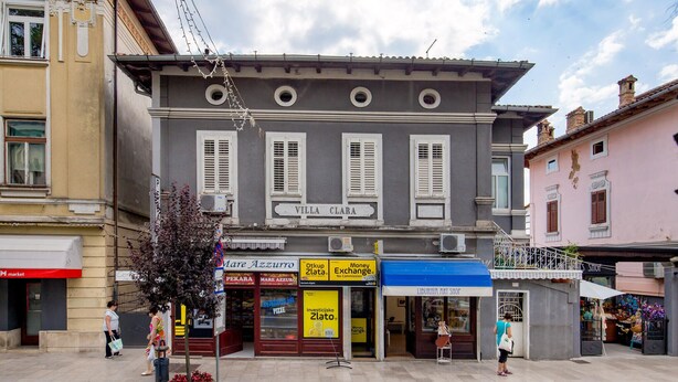 A building with a sign reading "Villa Clara" and storefronts including "Mare Azzurro" and "Liduria Art Shop". - Gorgeous apartment in Lovran with WiFi (Lovran)