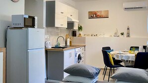 Coffee/tea maker, fridge, stovetop, cookware/dishes/utensils - Lovely apartment in Karlobag with WiFi (Karlobag)