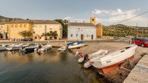A harbor with boats docked, a church, and residential buildings. - Awesome apartment in Karlobag with WiFi (Karlobag)