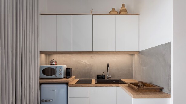 A compact kitchen with a microwave, kettle, and kettle on the countertop. - Fos Suite by Vivian Horizon Tinos, Vivian Suites Tinos (Tinos)