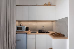 Coffee/tea maker, fridge, microwave, stovetop