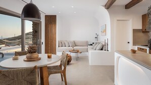 Ein modernes Interieur mit Essbereich, einer Couch und einer Küche.