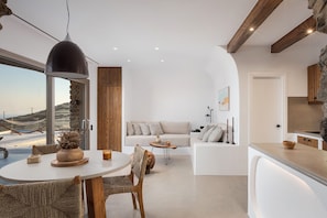 Un interior moderno con comedor, sofá y cocina.