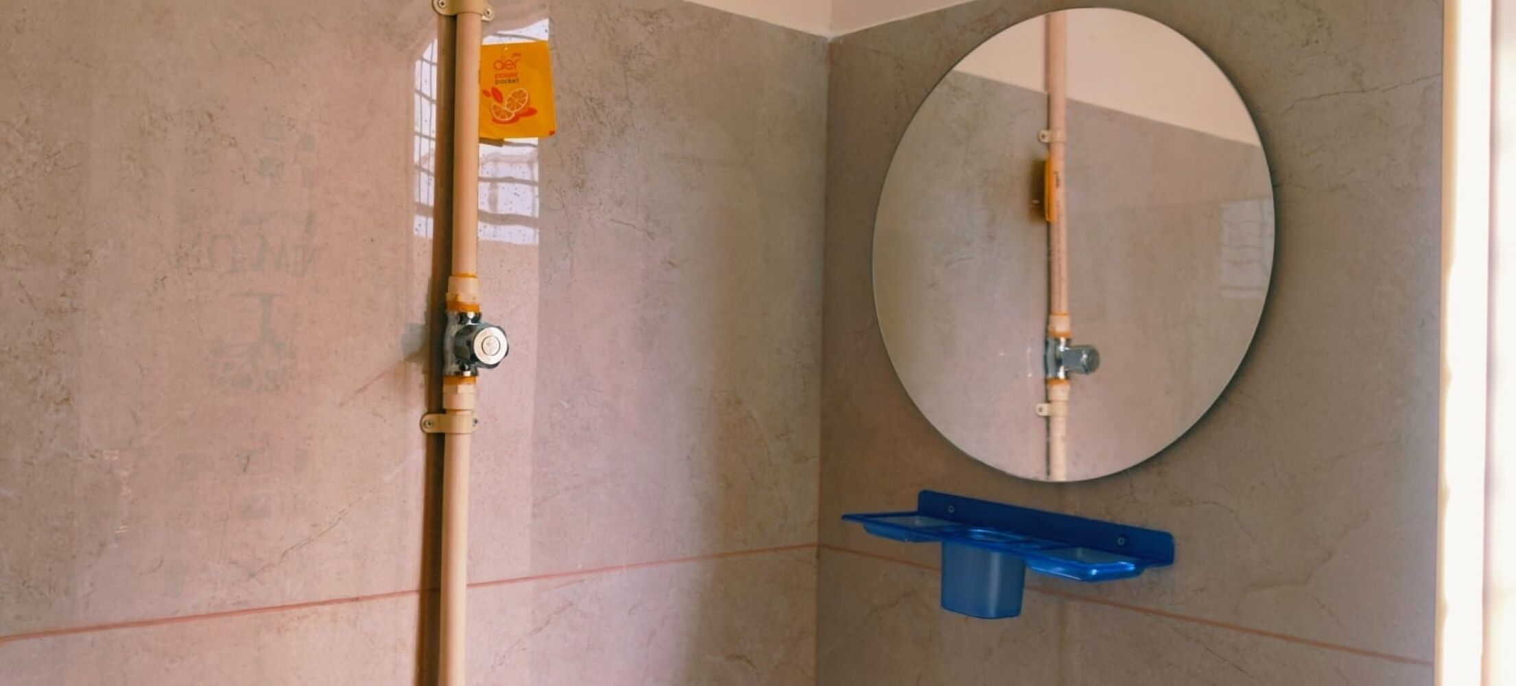 Un baño con inodoro, lavamanos y espejo.