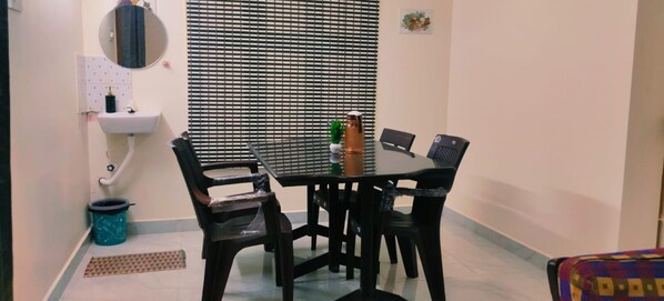 Deluxe Double Room | Dining