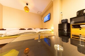 A hotel room with a bed, a TV, a coffee machine, and a desk. - Fukurouan (Toshimaku Kamiikebukuro)