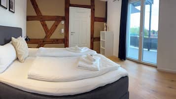 2 bedrooms, desk, WiFi, bed sheets