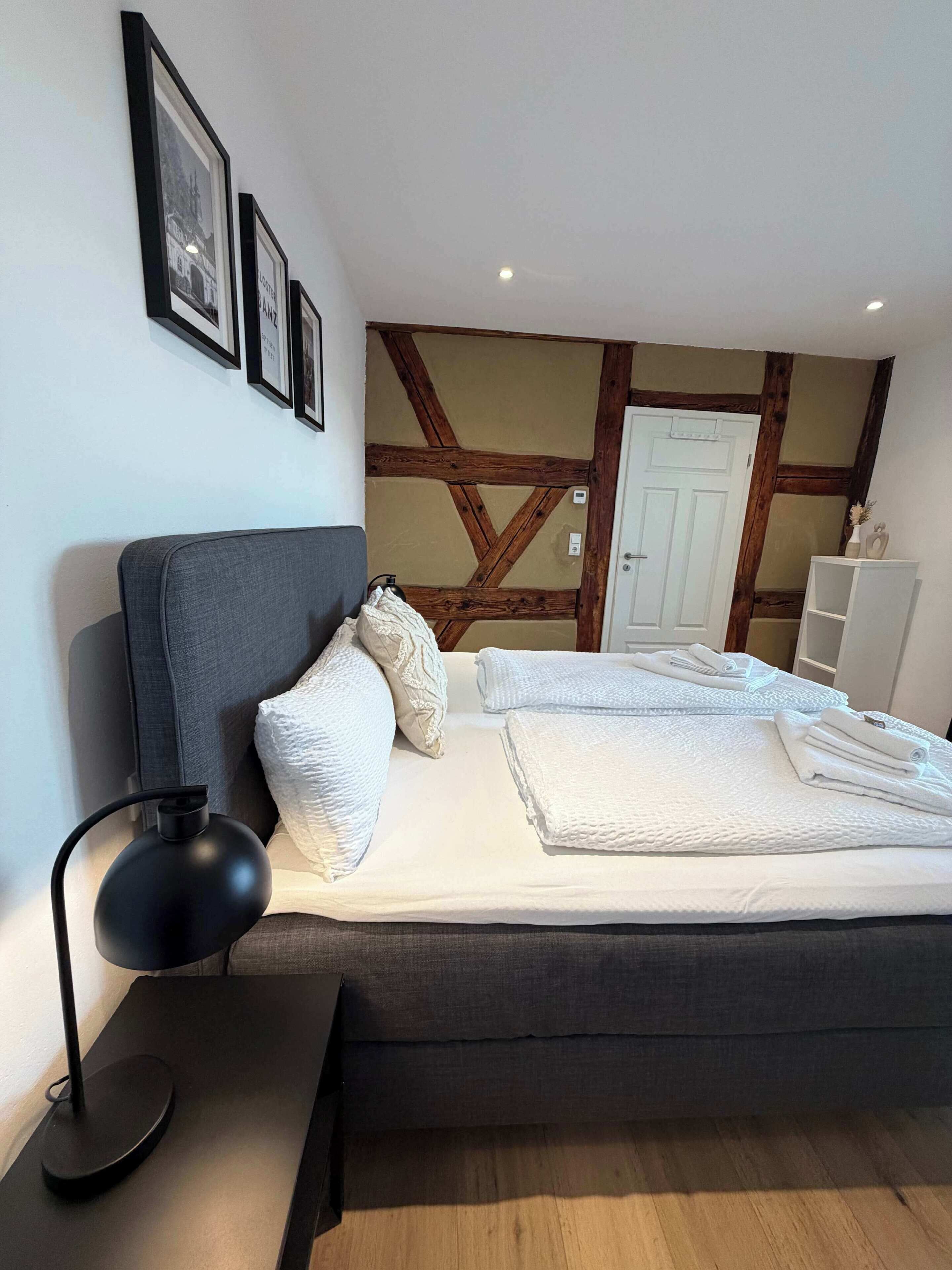2 bedrooms, desk, WiFi, bed sheets
