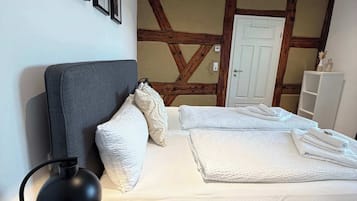 2 bedrooms, desk, WiFi, bed sheets
