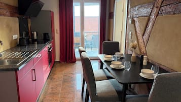 Coffee/tea maker, fridge, oven, stovetop