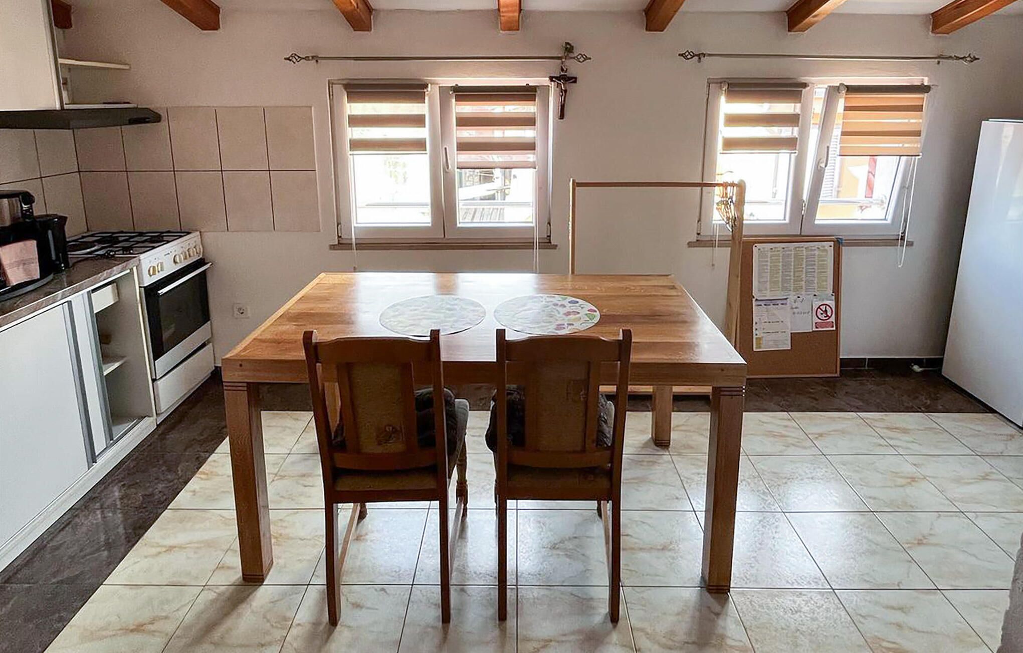 Cafetera o tetera, frigorífico, horno y placa de cocina
