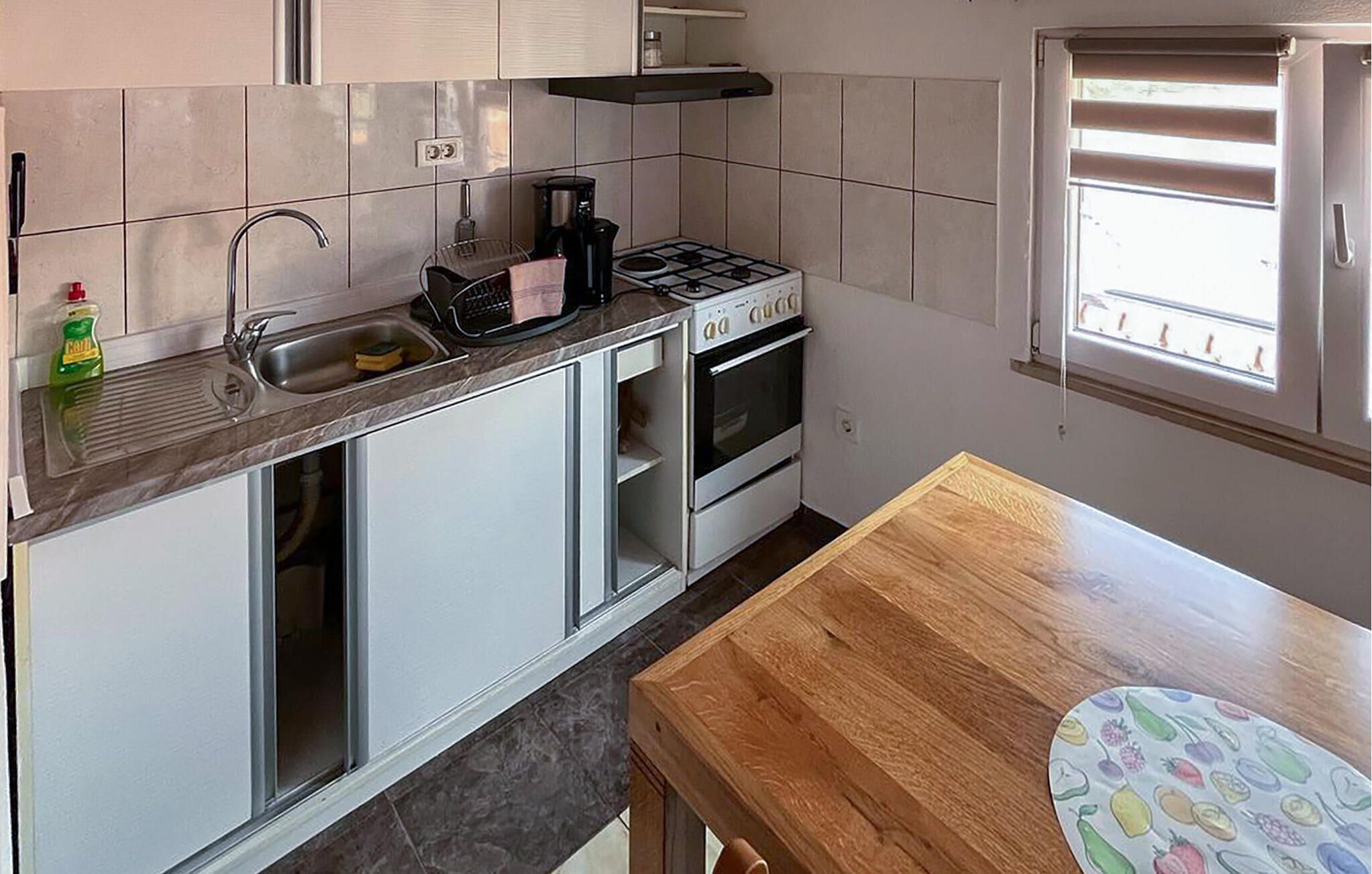 Cafetera o tetera, frigorífico, horno y placa de cocina