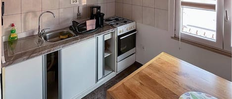 Wasserkocher mit Kaffee-/Teezubehör, Kühlschrank, Ofen, Herdplatte