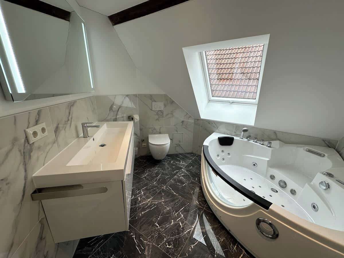 Dusche, Haartrockner, Handtücher, Shampoo