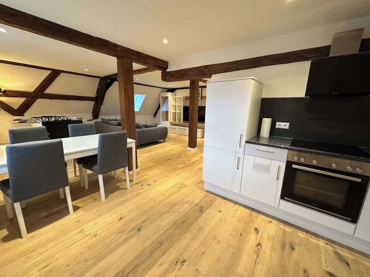Coffee/tea maker, fridge, oven, stovetop