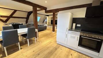 Coffee/tea maker, fridge, oven, stovetop
