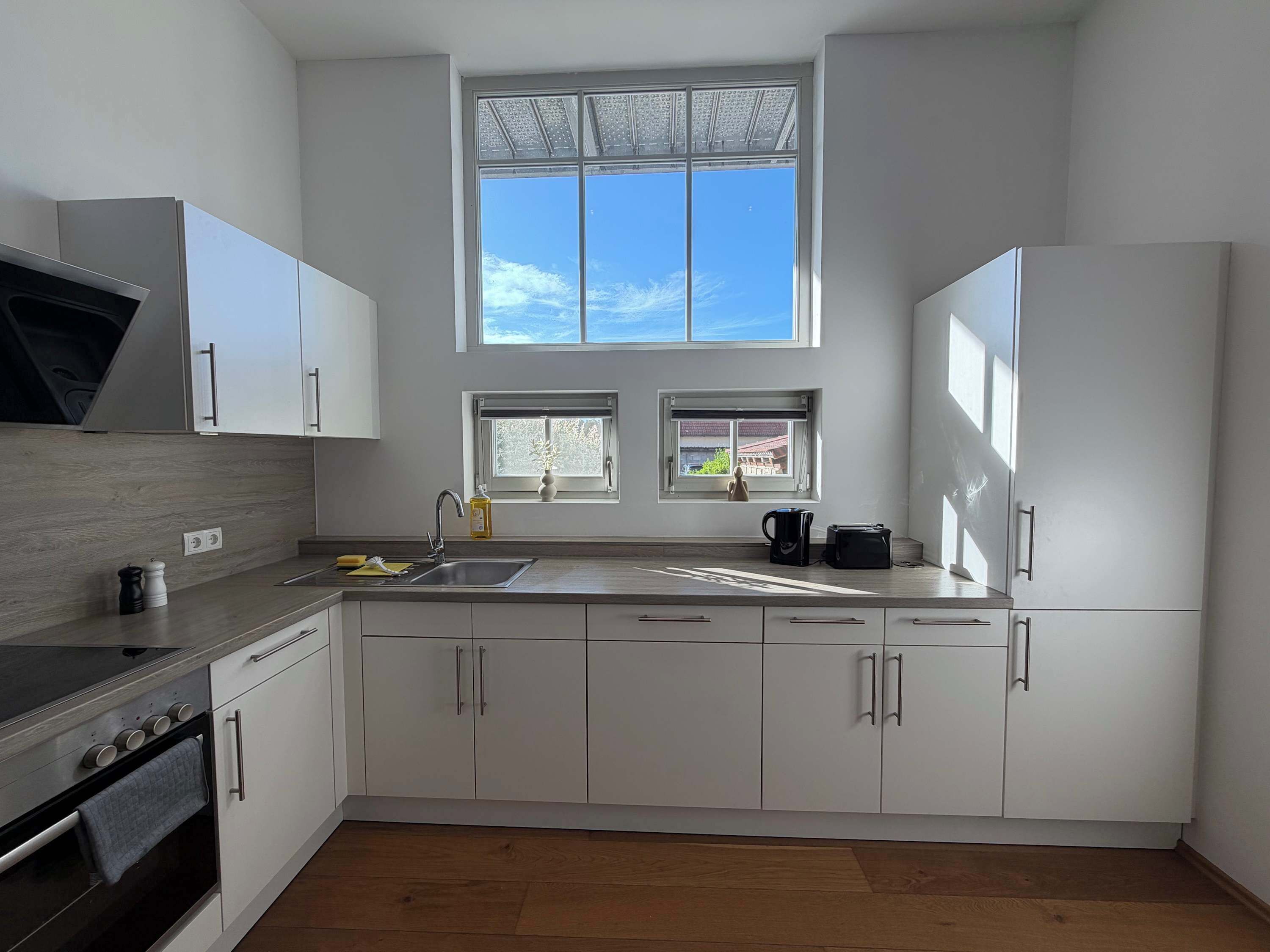 Coffee/tea maker, fridge, oven, stovetop