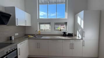 Coffee/tea maker, fridge, oven, stovetop