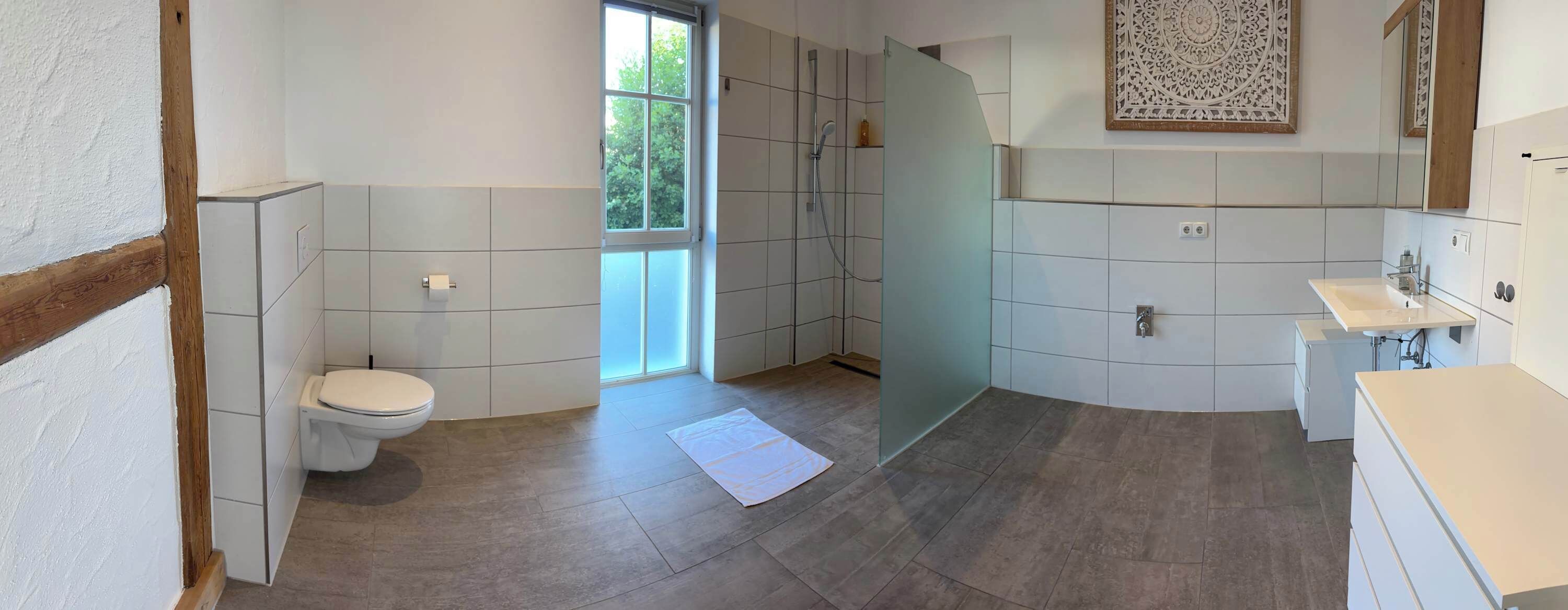 Ein modernes Badezimmer mit Toilette, Dusche und Waschbecken.