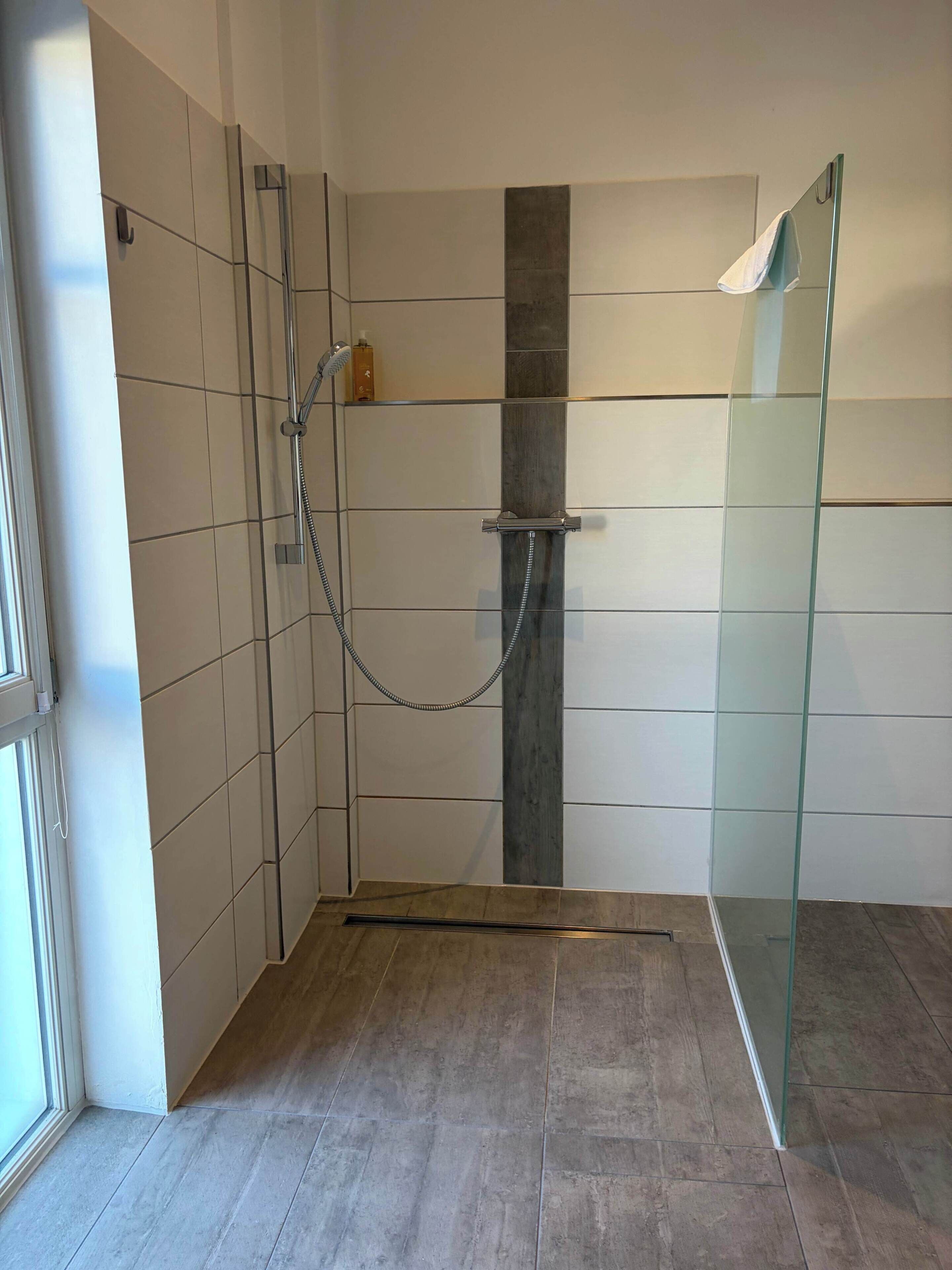 Dusche, Haartrockner, Handtücher, Shampoo