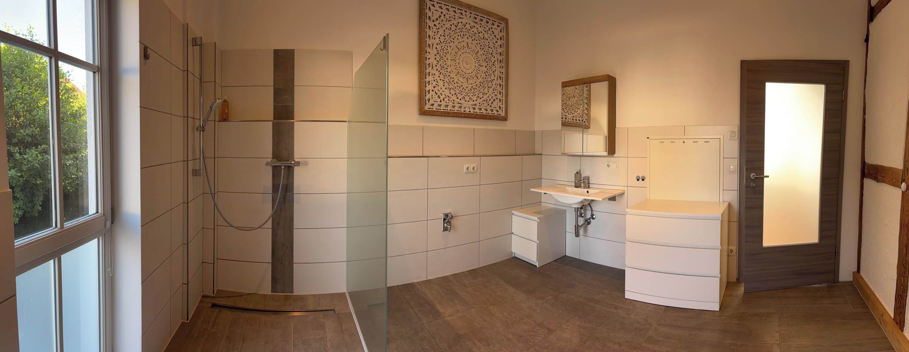 Dusche, Haartrockner, Handtücher, Shampoo