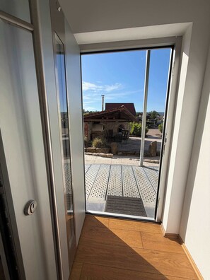 Une pièce dotée d’une porte-fenêtre coulissante donnant sur un patio extérieur.