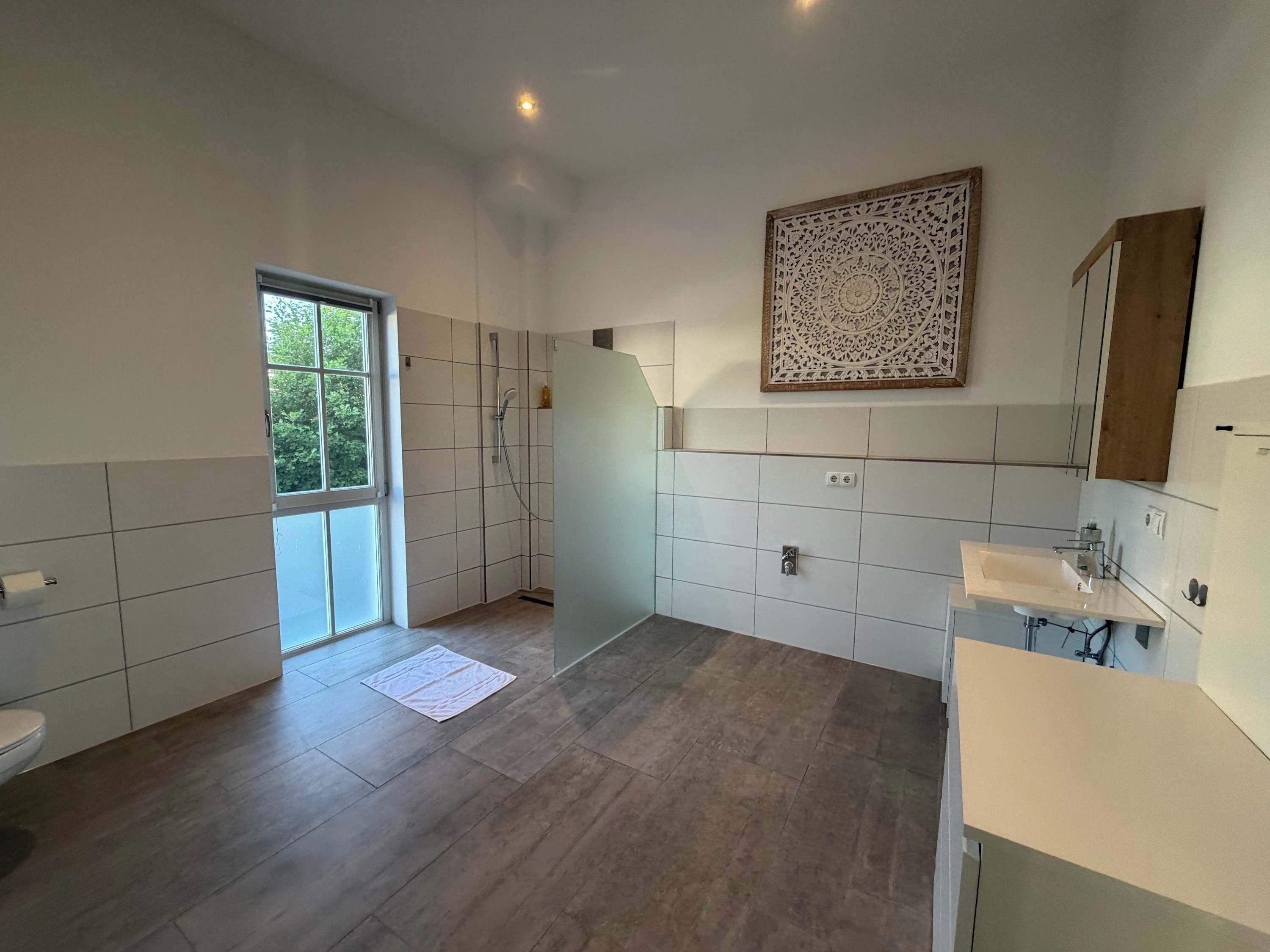 Ein modernes Badezimmer mit Dusche, Toilette und Waschbecken.