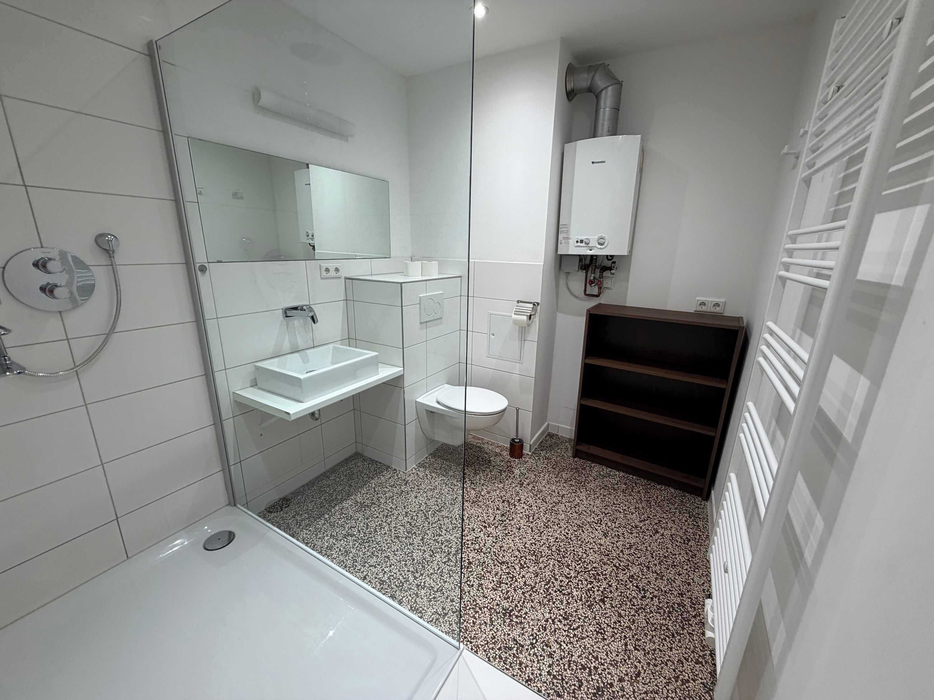 Douche, serviettes fournies, shampoing