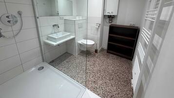 Douche, serviettes fournies, shampoing