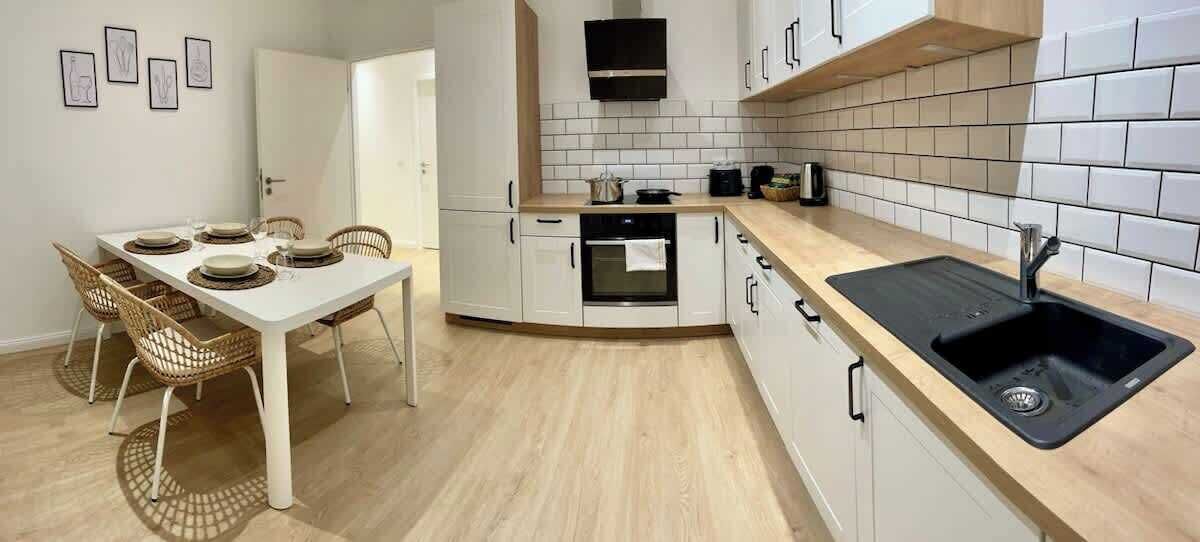 Coffee/tea maker, fridge, oven, stovetop