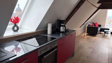 Wasserkocher mit Kaffee-/Teezubehör, Kühlschrank, Mikrowelle, Ofen