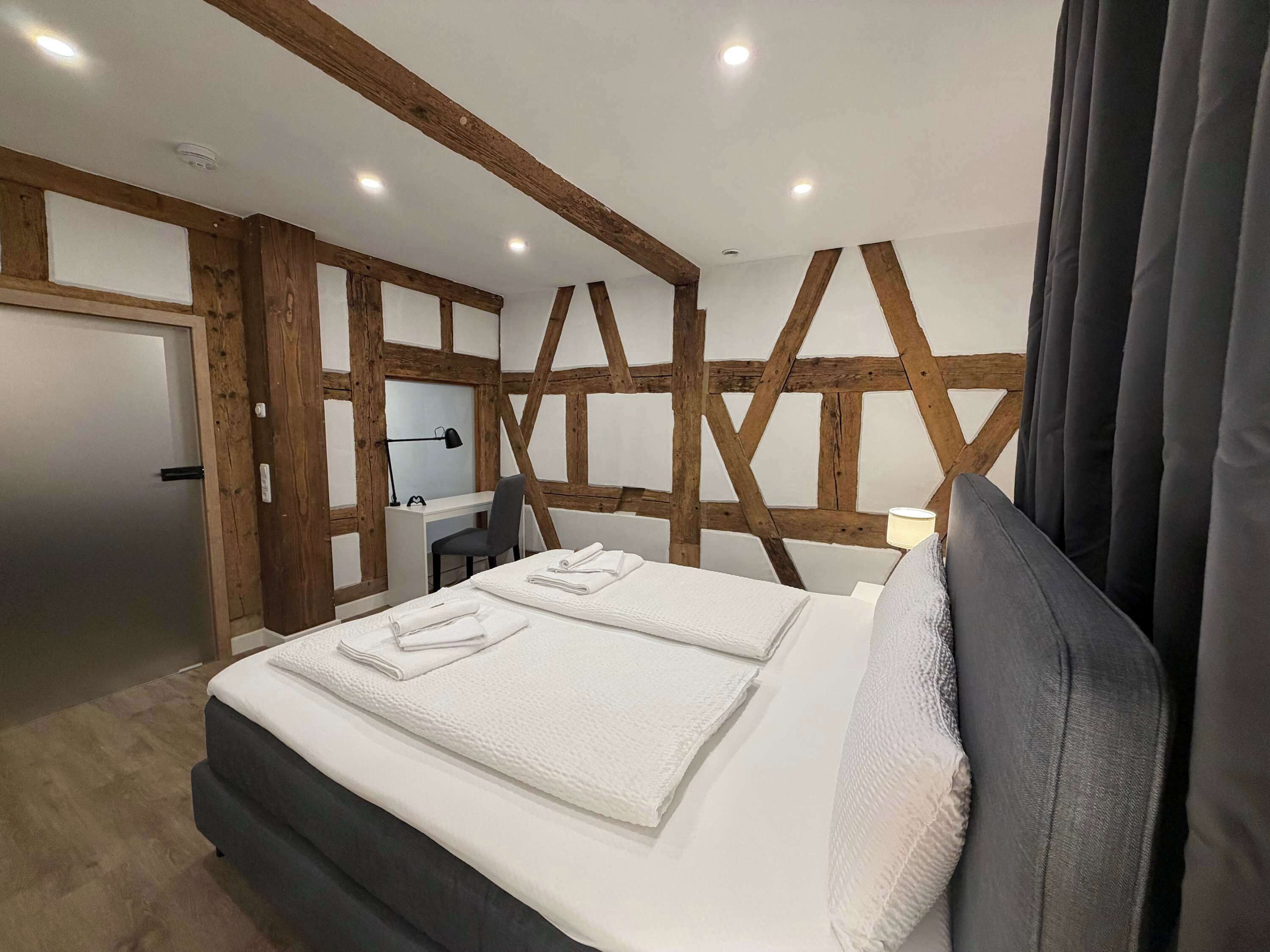 Une chambre à coucher avec un lit, un bureau et une chaise.