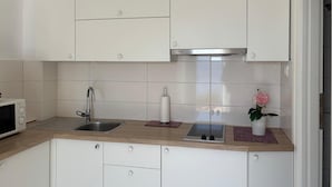 Coffee/tea maker, fridge, microwave, stovetop - Gorgeous apartment in Podgora with WiFi (Podgora)
