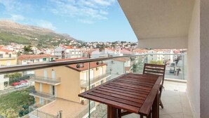 Outdoor dining - Stunning apartment in Podstrana with WiFi (Podstrana)