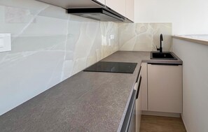 Wasserkocher mit Kaffee-/Teezubehör, Kühlschrank, Herdplatte