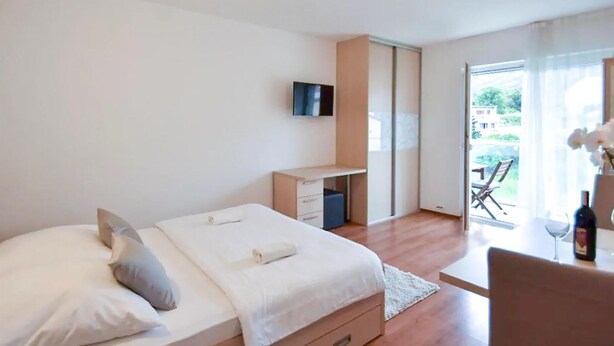 In-room safe, iron/ironing board, travel cot, free WiFi - Gorgeous apartment in Podstrana with WiFi (Podstrana)