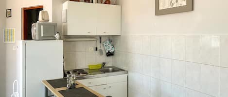 Kühlschrank, Mikrowelle, Herdplatte, Kochgeschirr/Geschirr/Besteck