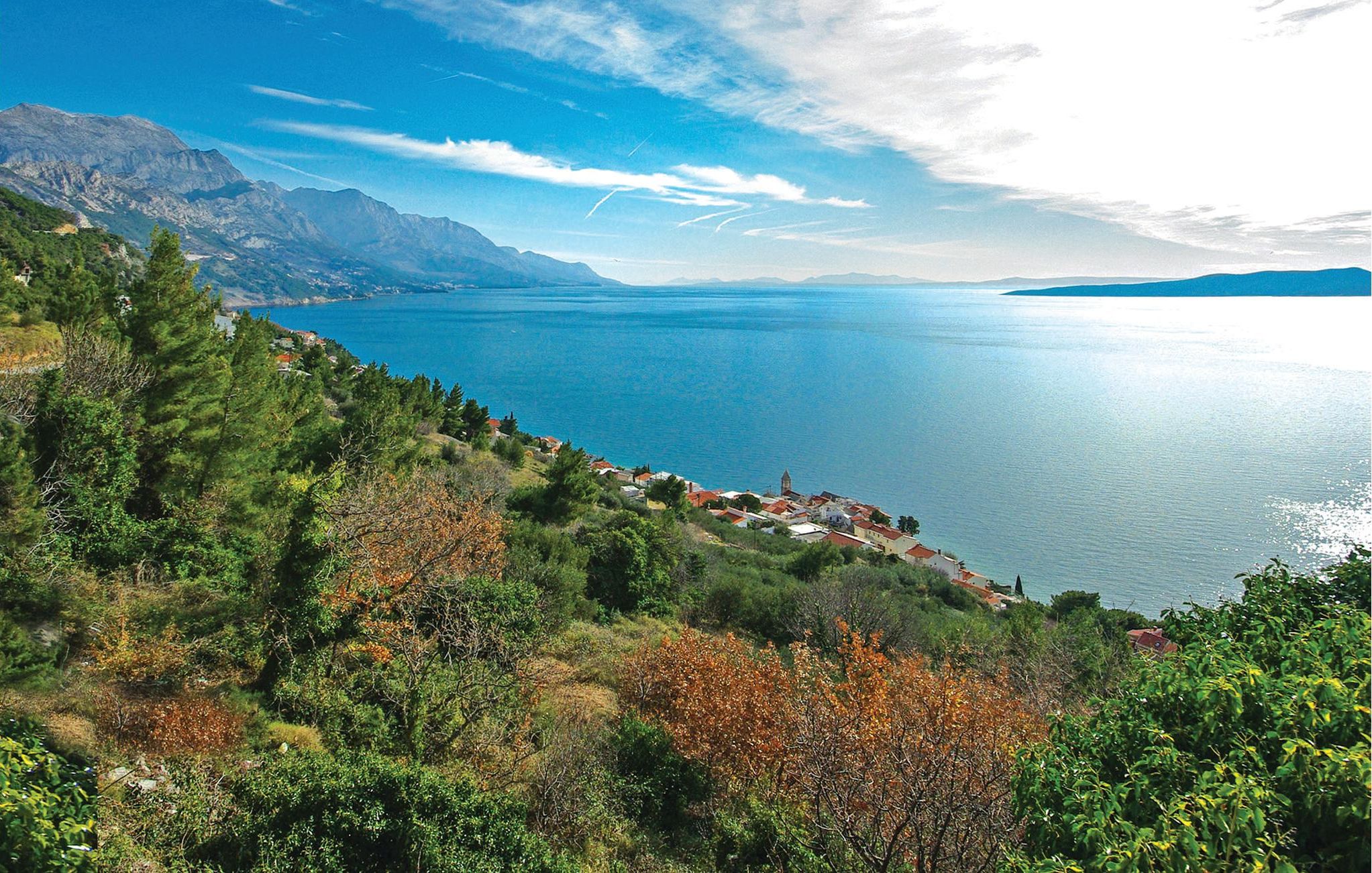 Ein Küstenort mit Blick auf das Meer und die Berge.